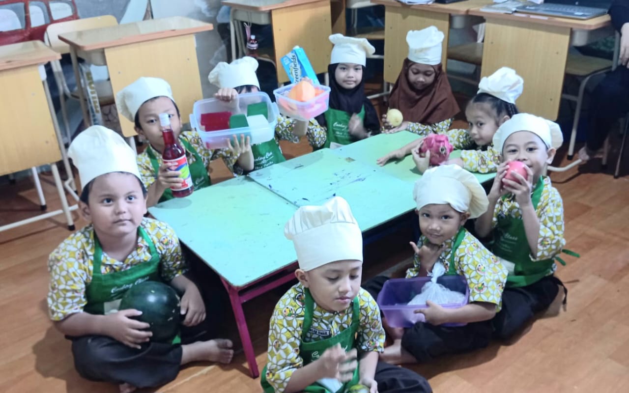 SISWA SD AKAR PANRITA MAMMINASATA SERU-SERUAN DI COOKING DAY OLAHAN BUAH